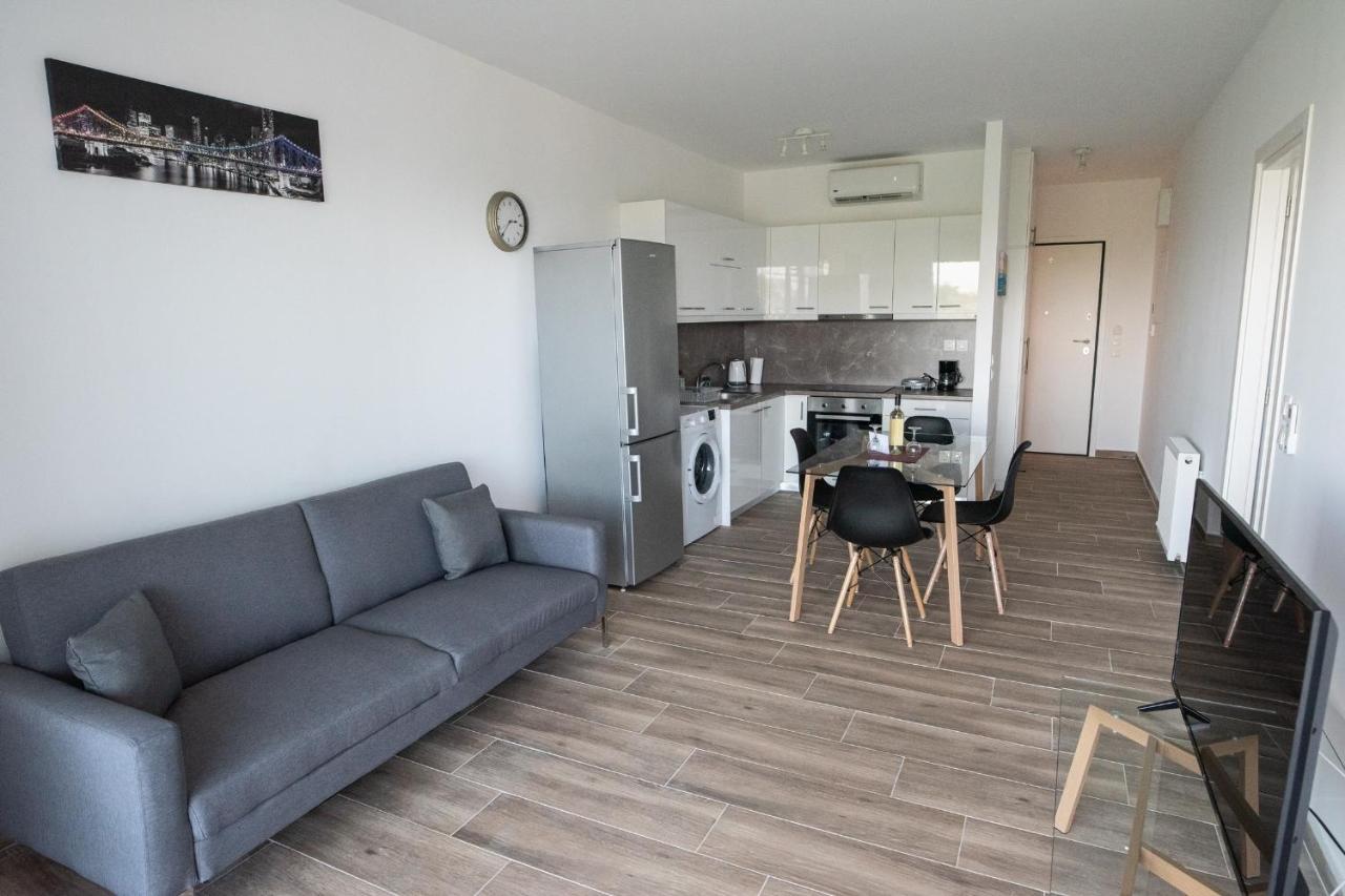 Cozy Apartment In Palaio Faliro With A Great View Athens Exterior photo